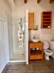 La salle de bains est pourvue d'une douche, d'un lavabo et de toilettes. dans l'établissement L'atelier du Salagou, à Octon