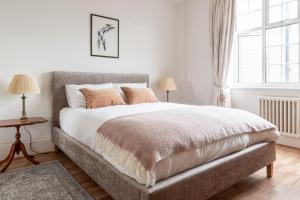 A bed or beds in a room at Chestnut Blossom - 1 Bedroom in Kensington