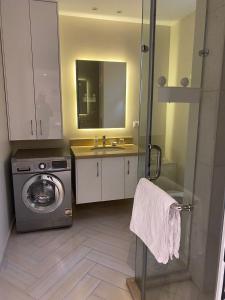 Koupelna v ubytování Ultra Deluxe One-Bedroom Suite Pyramids Giza + 18 fotografií