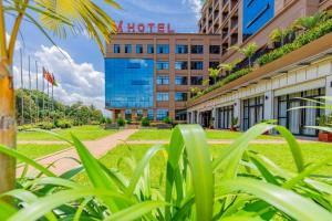 una vista del hotel desde la hierba en M Hotel Kigali en Kigali