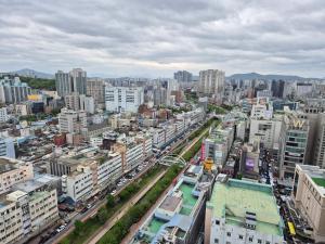 Pemandangan umum bagi Seoul atau pemandangan bandar yang diambil dari rumah tamu ini