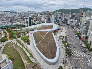 Pemandangan umum bagi Seoul atau pemandangan bandar yang diambil dari rumah tamu ini