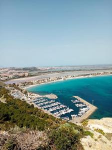 una vista aérea de un puerto con barcos en Affittacamere Il Pittoresco, en Cagliari