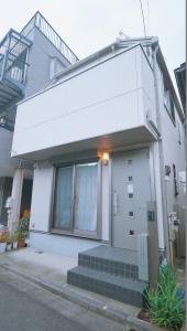 東京にある東賀旅館の白い家