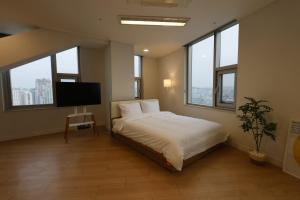 Televisyen dan/atau pusat hiburan di "GRAND OPENED" Maxtyle Guesthouse Dongdaemun