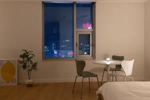 Katil atau katil-katil dalam bilik di "GRAND OPENED" Maxtyle Guesthouse Dongdaemun