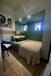 een slaapkamer met een bed en een bank erin bij Het Oude Raadhuis in Noordwijkerhout