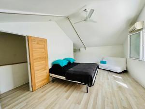 um quarto com uma cama e um tecto em Maison avec piscine em Antibes