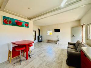 uma sala de estar com uma mesa vermelha e um sofá em Maison avec piscine em Antibes