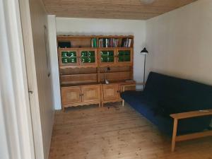 - un salon avec un canapé et une étagère à livres dans l'établissement Apartment with a panoramic view, à Viðareiði