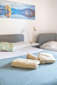 zwei Betten mit Handtüchern drauf in der Unterkunft BLife Salinya private rooms in Olhão