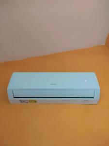 une télévision blanche posée sur une table dans l'établissement La magnanerie colorée. (5 personnes, 3 chambres), à Ancône 14 autres photos