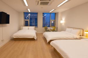 Katil atau katil-katil dalam bilik di "GRAND OPENED" Maxtyle Guesthouse Dongdaemun