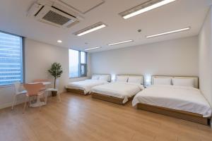 Katil atau katil-katil dalam bilik di "GRAND OPENED" Maxtyle Guesthouse Dongdaemun