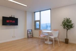 Televisyen dan/atau pusat hiburan di "GRAND OPENED" Maxtyle Guesthouse Dongdaemun