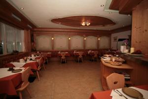 A restaurant or other place to eat at Garni Eden