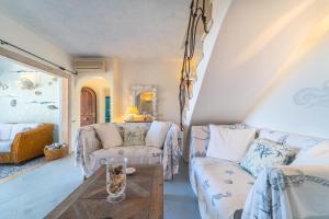 a living room with a couch and a table at Villa Ilda in Cannigione