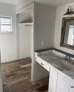 ein weißes Badezimmer mit einem Waschbecken und einem Spiegel in der Unterkunft Perfect Port Arthur Getaway! in Port Arthur