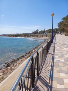 een stoep naast het strand met een lantaarnpaal bij Reina Victoria 2 bed apartment in Rojales +34 foto's
