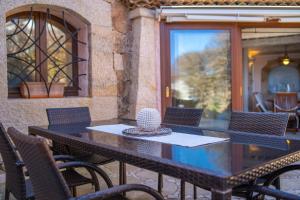a black table and chairs on a patio at Villa Ilda in Cannigione