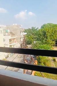 - Balcón con vistas a la ciudad en Pretty park facing 2 bedroom guesthouse near lohia park Gomtinagar, en Lucknow