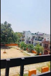 uma vista para a cidade a partir de uma varanda em Pretty park facing 2 bedroom guesthouse near lohia park Gomtinagar em Lucknow