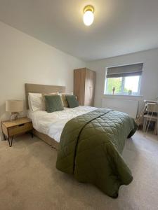 En eller flere senge i et værelse på Cosy home close to M6 motorway