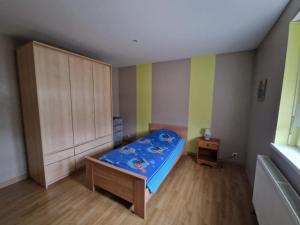 1 dormitorio pequeño con 1 cama y armario en Appartement dans Maison en pleine campagne, en Métairies-Saint-Quirin