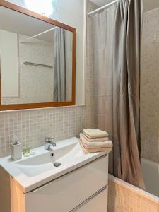 a bathroom with a sink and a shower at Clauhomes Reus Centro in Reus