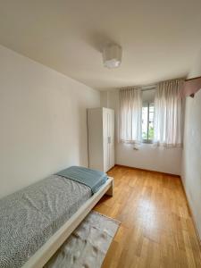 ein weißes Schlafzimmer mit einem Bett und einem Fenster in der Unterkunft Clauhomes Reus Centro in Reus
