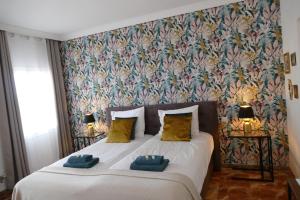 ミハスにあるVilla Mañanaの花柄の壁紙を用いたベッドルーム1室(大型ベッド1台付)