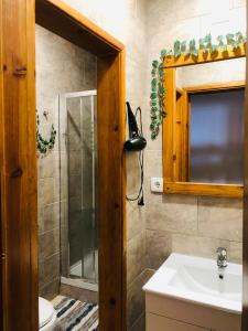 uma casa de banho com um lavatório, um chuveiro e um WC. em Quarto Duplo em Lisboa - Casa de Anfitrião em Lisboa