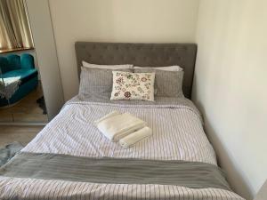 Кровать или кровати в номере mayfair