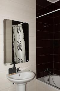 y baño con lavabo y espejo. en Quinta de Baixo, en Vila Marim