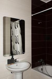 a bathroom with a sink and a mirror at Quinta de Baixo in Vila Marim