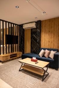 塔伊夫فلل تيرا النسيم的客厅里有一张蓝色沙发和一张咖啡桌