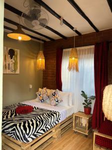 sypialnia z łóżkiem z poduszkami w obiekcie Swahili Villa w mieście Arusza