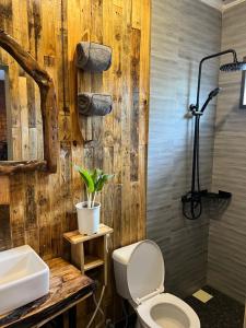 een badkamer met een toilet en een wastafel bij Swahili Villa in Arusha