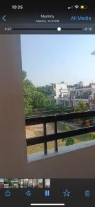 uma tela de televisão mostrando uma imagem de uma cidade em Pretty park facing 2 bedroom guesthouse near lohia park Gomtinagar em Lucknow