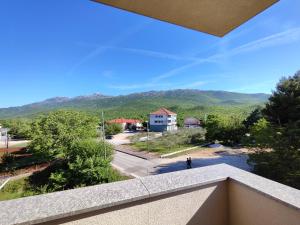 una vista dal balcone di una casa con montagne sullo sfondo di Dugo polje apartman a Dugopolje (Dugopoglie)