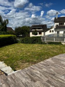 einen Hof mit einem Haus im Hintergrund und einem Gebäude in der Unterkunft Villa near CDG Paris aeroport in Arnouville-lès-Gonesse