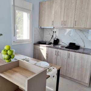 una cucina con mobili in legno, un tavolo e una finestra di Oliviera ad Astrís