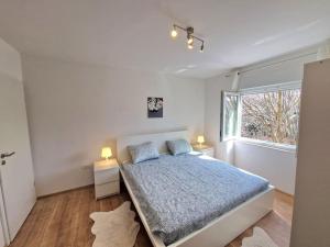 Un dormitorio blanco con una cama y una ventana. en Novi Apartman NPS Pula, en Pula