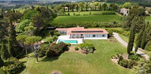 - une vue aérienne sur une maison avec une piscine dans l'établissement Belle chambre d'hôtes avec petit déjeuner chez Phil et Isa, à Nérac