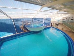 a large swimming pool on a cruise ship at Hotel Nacional Inn São Carlos & Convenções in São Carlos
