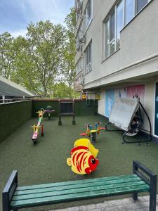 una zona de juegos con un parque infantil con un pez payaso en Renthouse Apartments - Feel Like Home, en Chişinău