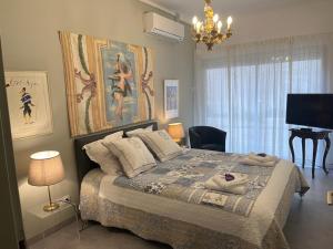 a bedroom with a large bed and a piano at AU COEUR DES LICES *** CENTRE HISTORIQUE AVIGNON in Avignon