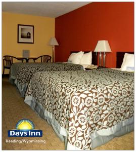Postel nebo postele na pokoji v ubytování Days Inn by Wyndham Reading Wyomissing