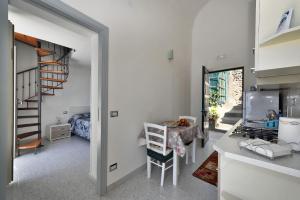 eine Küche und ein Wohnzimmer mit einer Wendeltreppe in der Unterkunft Casa Marianna in Conca dei Marini