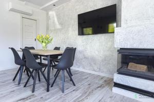 Televiisor ja/või meelelahutuskeskus majutusasutuses Wichrowe Wzgórza, MyWeek